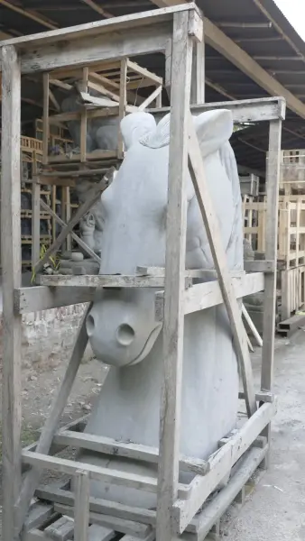 Product image 6 of the product “Head of a Horse made from Riverstone, looking down. 195cm Height. ”
